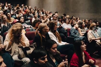 El auditorio de la Alianza Francesa a pleno en el primer día de La Noche de las Ideas