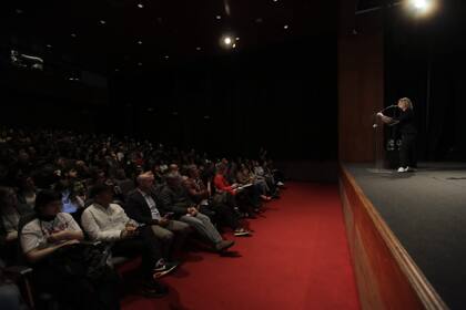 El auditorio de Malba, repleto, para la charla de María Negroni