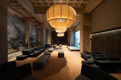 El auditorio saca partido a la arquitectura existente y realizar un planteo que convierte al espacio en un lugar de interacción. By Design Gurú, Pía Magri, Valentín Maciá, Diego Massio y Leonardo Manavella.