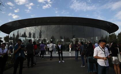 El auditorio Steve Jobs tiene capacidad para 1000 personas y tiene un techo de fibra de carbón.