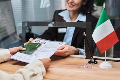 El aumento de consultas por ciudadanía italiana genera preocupación por posibles demoras y saturación judicial en Italia.