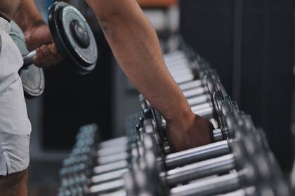 El aumento en el crecimiento de las células musculares es un proceso que a menudo se inicia con el entrenamiento de fuerza y resistencia