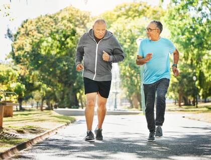 El aumento en el número de pasos diariamente, aunque sea de forma moderada, ayuda a mejorar