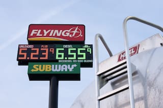 El aumento en el precio del petróleo por la guerra con Irán encarece bienes de consumo en EE.UU.