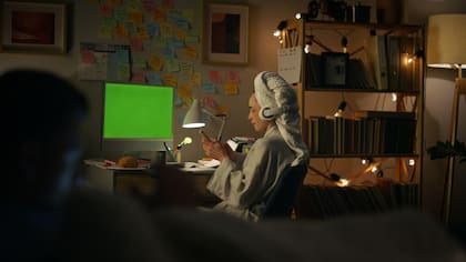 El aumento y luego la disminución de la temperatura corporal después de tomar una ducha caliente por la noche puede ayudar a algunas personas a conciliar el sueño más fácilmente.