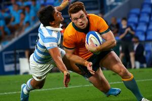 El australiano Andrew Kellaway se lleva la pelota ante Guido Petti