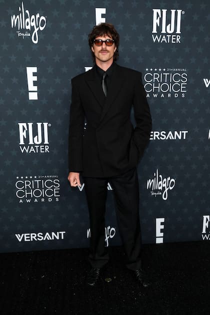 El australiano de origen vasco Jacob Elordi, uno de los galanes del momento, pisó la alfombra roja y se robó todas las miradas con un look total black de Bottega Veneta y unos lentes de sol