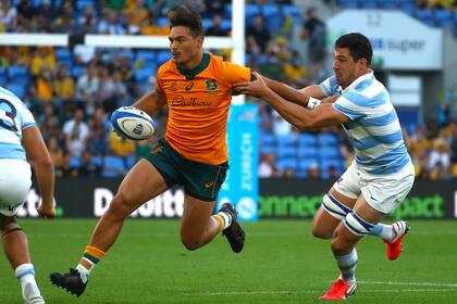 El australiano Jordan Petaia se defiende de Juan Martín González