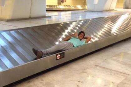 El australiano Kokkinakis se relaja en el aeropuerto de Madrid
