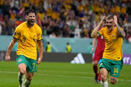 El australiano Mathew Leckie (izquierda) celebra con su compañero Riley McGree tras anotar el gol de la victoria 1-0 ante Dinamarca