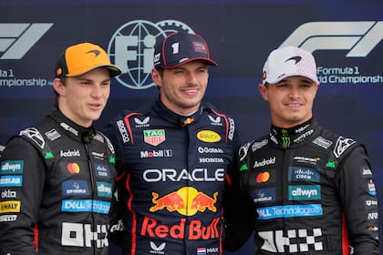 El australiano Oscar Piastri, de McLaren, que saldrá segundo, junto al neerlandés Max Verstappen de Red Bull, que ganó la pole, junto al británico Lando Norris tras la calificación al Gran Premio de Gran Bretaña el sábado 5 de julio del 2025. (AP Foto/Darko Bandic)