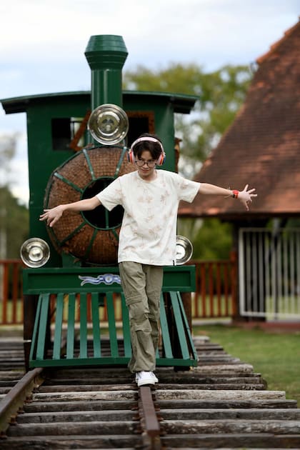 "El autismo es una condición para toda la vida. Por eso hay que darles más visibilidad a los adultos con autismo, compartir sus testimonios", reflexiona