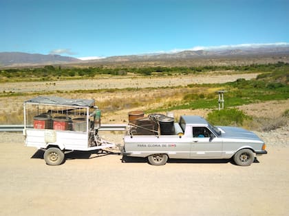 El auto "a basura" de Edmundo Ramos alcanza los 100 kilómetros por hora y tiene una autonomía de 500 kilómetros. Luego de varios intentos frustrados por hacer funcionar su invento, prometió que que si el Ford finalmente arrancaba le iba a grabar la leyenda "Para la gloria de Dios". Y cumplió.