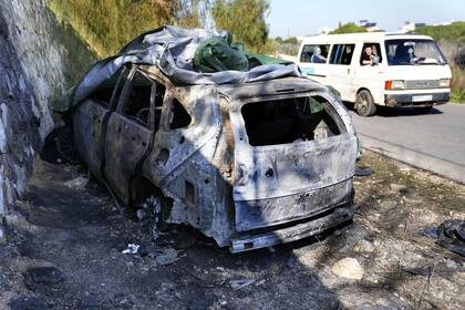 El auto atacado que fue utilizado por el comandante de Hezbollah, Wissam Tawil, quien fue asesinado el lunes, en el pueblo de Kherbet Selem, en el sur de Líbano, el martes 9 de enero de 2024. 