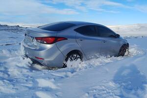 El auto atascado en el viejo tramo de la ruta nacional 40
