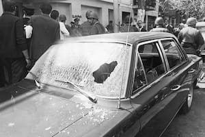 El auto baleado de Rucci, en la puerta de su casa de Avellenada el día de su asesinato, el 25 se septiembre de 1973