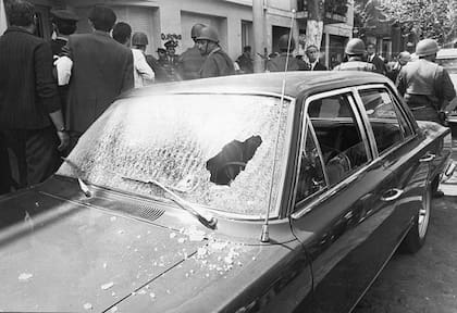 El auto baleado de Rucci, en la puerta de su casa de Avellenada el día de su asesinato, el 25 se septiembre de 1973