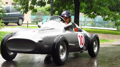 “Incluimos todos componentes ecológicos y desarrollamos todo el auto en la Argentina. Así que es todo argentino menos las dos baterías que no se hacen en el país”, contó Manochi