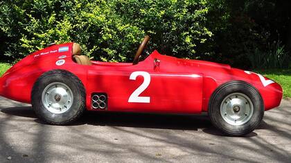 Los modelos están basados en la Ferrari y el Mercedes Benz de Fangio