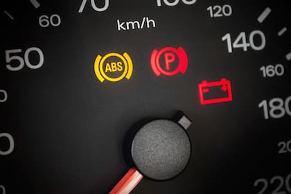 El auto cuenta con una luz especial en el tablero de control que permite saber si la batería tiene inconvenientes