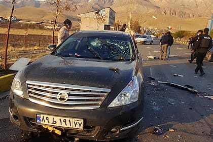 El auto dañado del científico nuclear iraní Mohsen Fakhrizadeh después de que fuera atacado cerca de la capital, Teherán