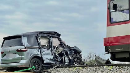 El auto de Alexander Manninger luego del accidente que sufrió en la mañana de este jueves 16 de abril en la ciudad austríaca de Nussdorf am Haunsberg, en el estado de Salzburgo