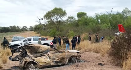 El auto de apoyo de la avioneta, completamente incendiado