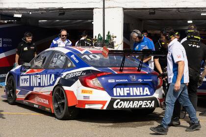 El auto de Bernardo Llaver en los boxes del equipo YPF HONDA RV Racing.