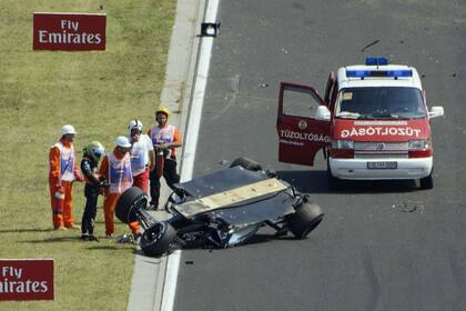 El auto de Checo Pérez, con el piloto al costado