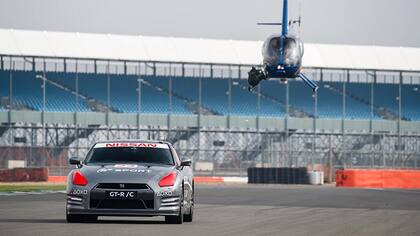 El auto de competición de Nissan fue controlado por un piloto profesional con un mando de PS4 a distancia desde un helicóptero