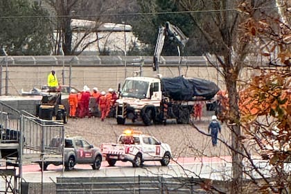 El auto de Hadjar es llevado por una grúa luego del choque