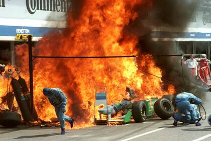 El Benetton de Jos Verstappen se incendia en los boxes de Hockenheim en 1994.