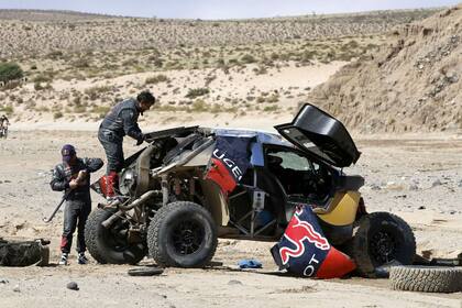 El auto de Loeb, maltrecho tras el vuelco de ayer