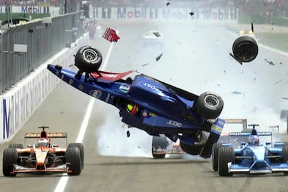 El auto de Luciano Burti se desintegra en el aire, después de impactar en la Ferrari de Michael Schumacher