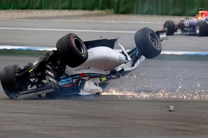 El auto de Massa de cabeza luego del choque inicial