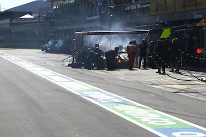 El auto de Max Verstappen falló en la cuarta vuelta