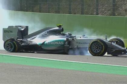 El auto de Rosberg descontrolado tras pinchar un neumático
