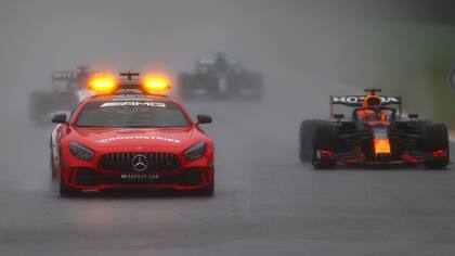 El Auto de Seguridad liderada el esperpento de carrera que resultó el Gran Premio de Bélgica, en Spa Francorchamps; una decisión que generó controversias deportivas, por cómo se actuó para ajustarse al reglamento, y apoyo en materia de seguridad, ante la adversidad climática