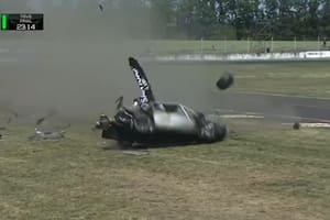 Escalofriante accidente en el Top Race: un auto dio diez vuelcos y se desmanteló en el aire