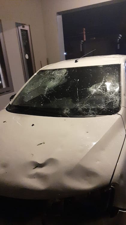 El auto de un vecino de Villa Mercedes con el parabrisas trizado y las abolladuras causadas en su carrocería,  por el granizo de gran tamaño.