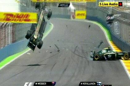 El auto de Webber vuela por el aire, antes de estrellarse contra el suelo