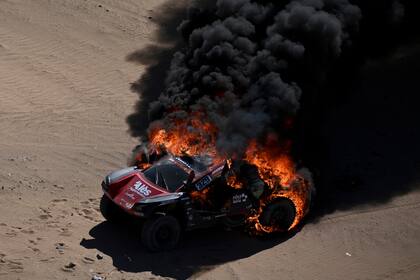 el auto destruido del francés Romain Dumas, en la etapa 1