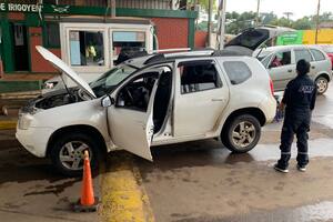 El auto donde fueron encontrados 93.700 dólares sin declarar, durante el control en la Aduana