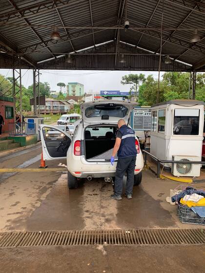 El auto donde fueron encontrados 93.700 dólares sin declarar, durante el control en la Aduana