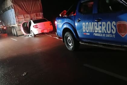 El auto en el que viajaban las víctimas chocó contra la parte trasera de un camión