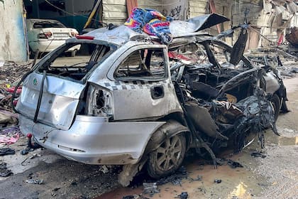 El auto en el que viajaban los tres hijos y nietos de Ismail Haniyeh, destruido en el campo Al-Shati, al oeste de la Ciudad de Gaza. (AFP)