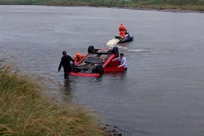 El auto en las aguas dle río Quequén