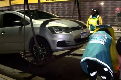 El auto fue remolcado por la grúa a las 7.23