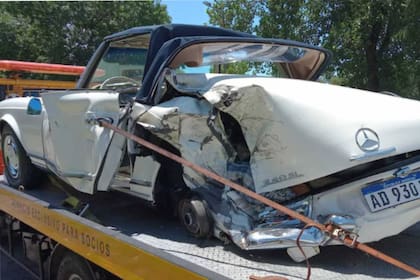El auto fue retirado de la autopista en una grúa