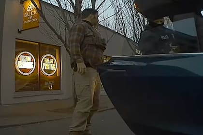 El auto fue rodeado en una intersección por vehículos sin identificación